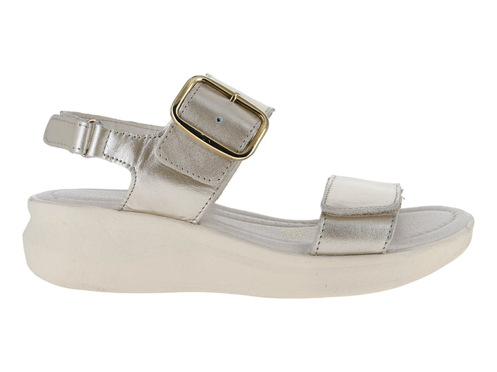 Sandalia de plataforma color mercurio con hebilla dorada y suela blanca.