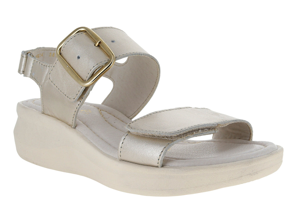 Sandalia de plataforma color mercurio con hebilla dorada y suela blanca.