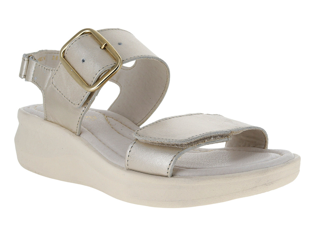 Sandalia de plataforma color mercurio con hebilla dorada y suela blanca.