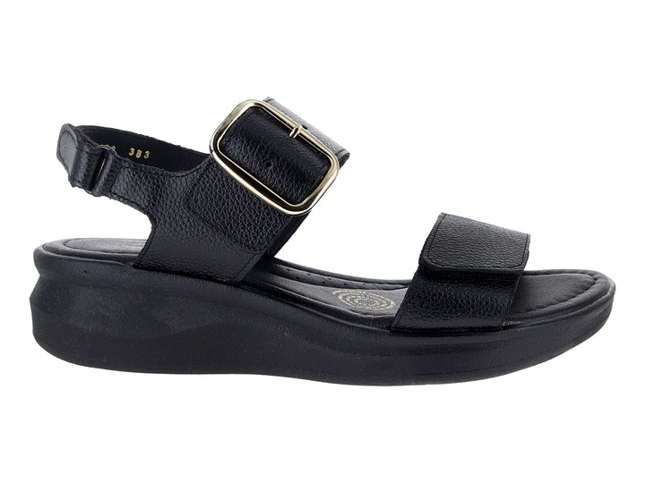 Sandalia color negro de la marca Relax con hebilla dorada y suela confortable.