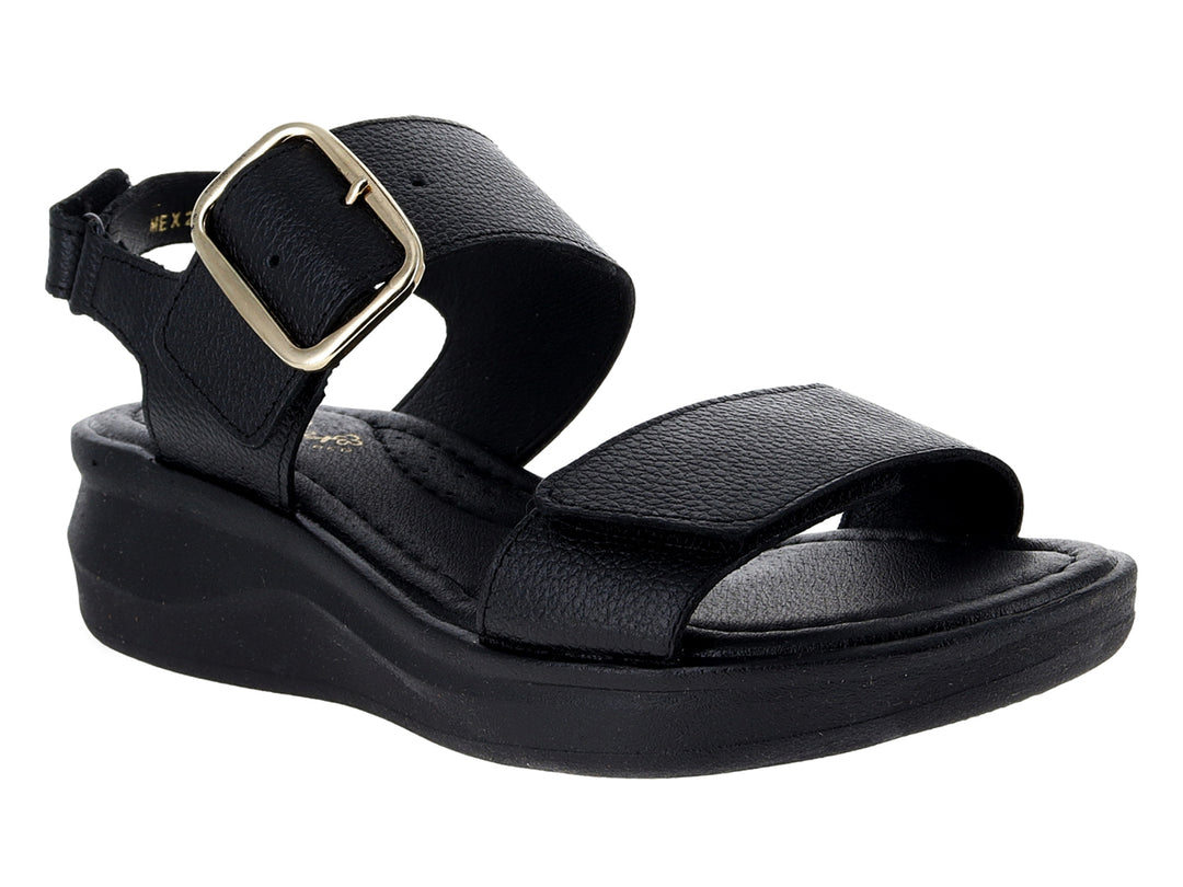 Sandalia color negro de la marca Relax con hebilla dorada y suela confortable.