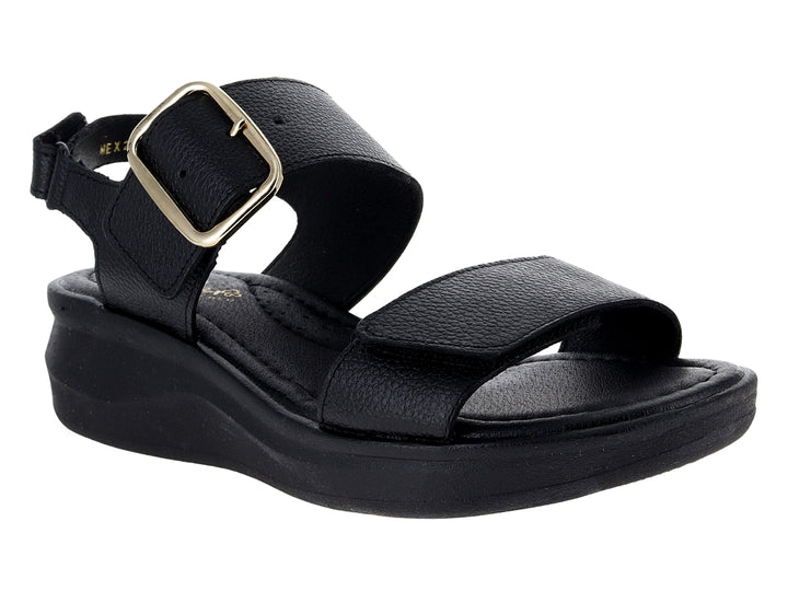 Sandalia color negro de la marca Relax con hebilla dorada y suela confortable.