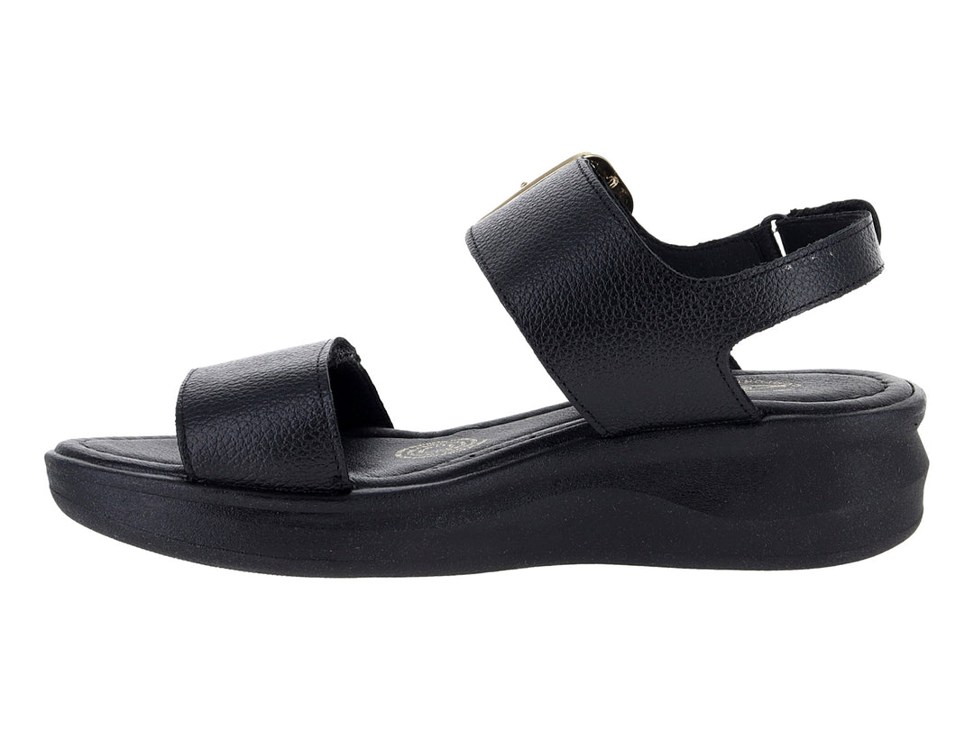 Sandalia color negro de la marca Relax con hebilla dorada y suela confortable.