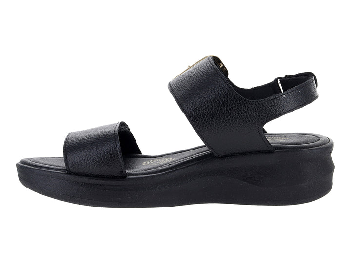 Sandalia color negro de la marca Relax con hebilla dorada y suela confortable.