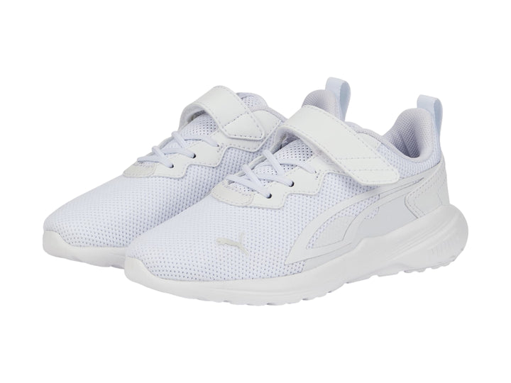 Tenis deportivos PUMA color blanco para niño o niña con cierre de velcro y agujetas.