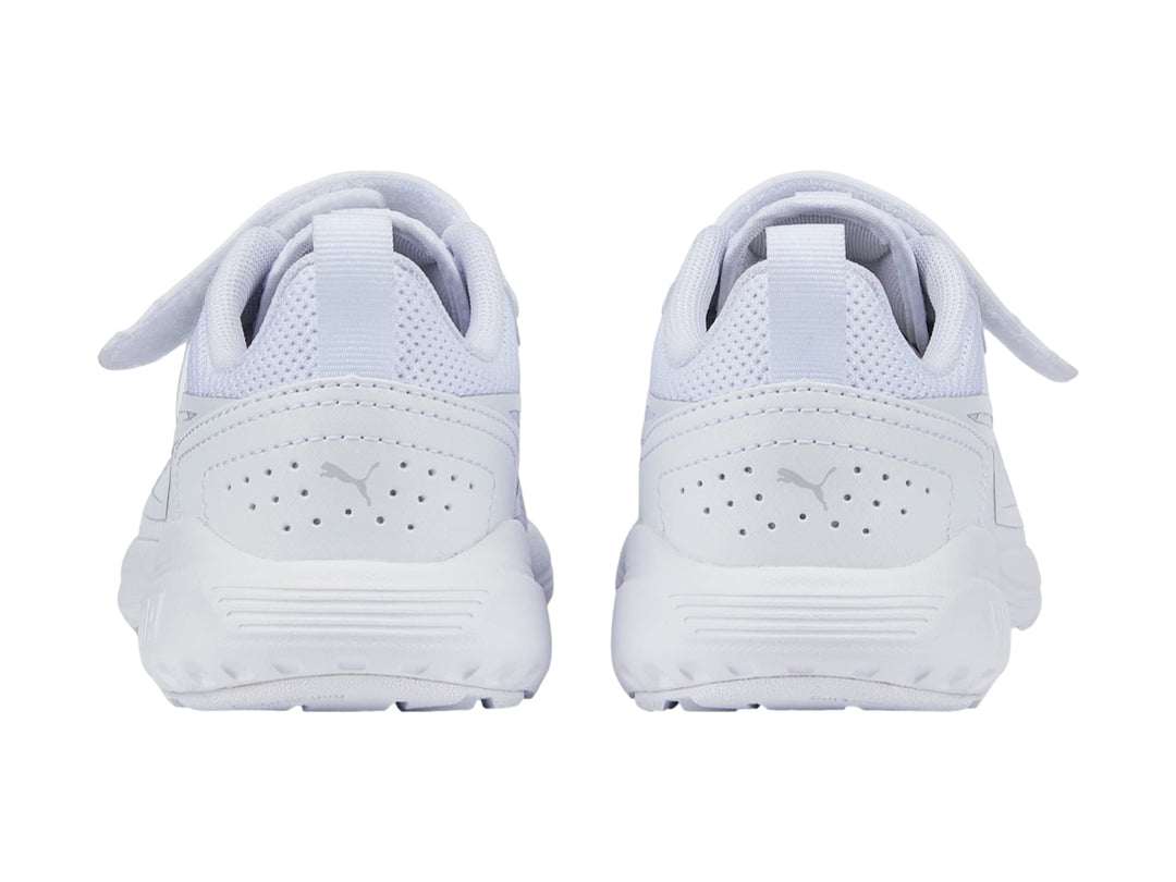 Tenis deportivos PUMA color blanco para niño o niña con cierre de velcro y agujetas.