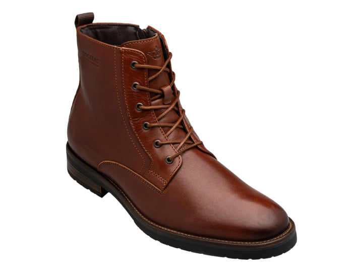 Bota de cuero color caoba con cordones y suela negra.