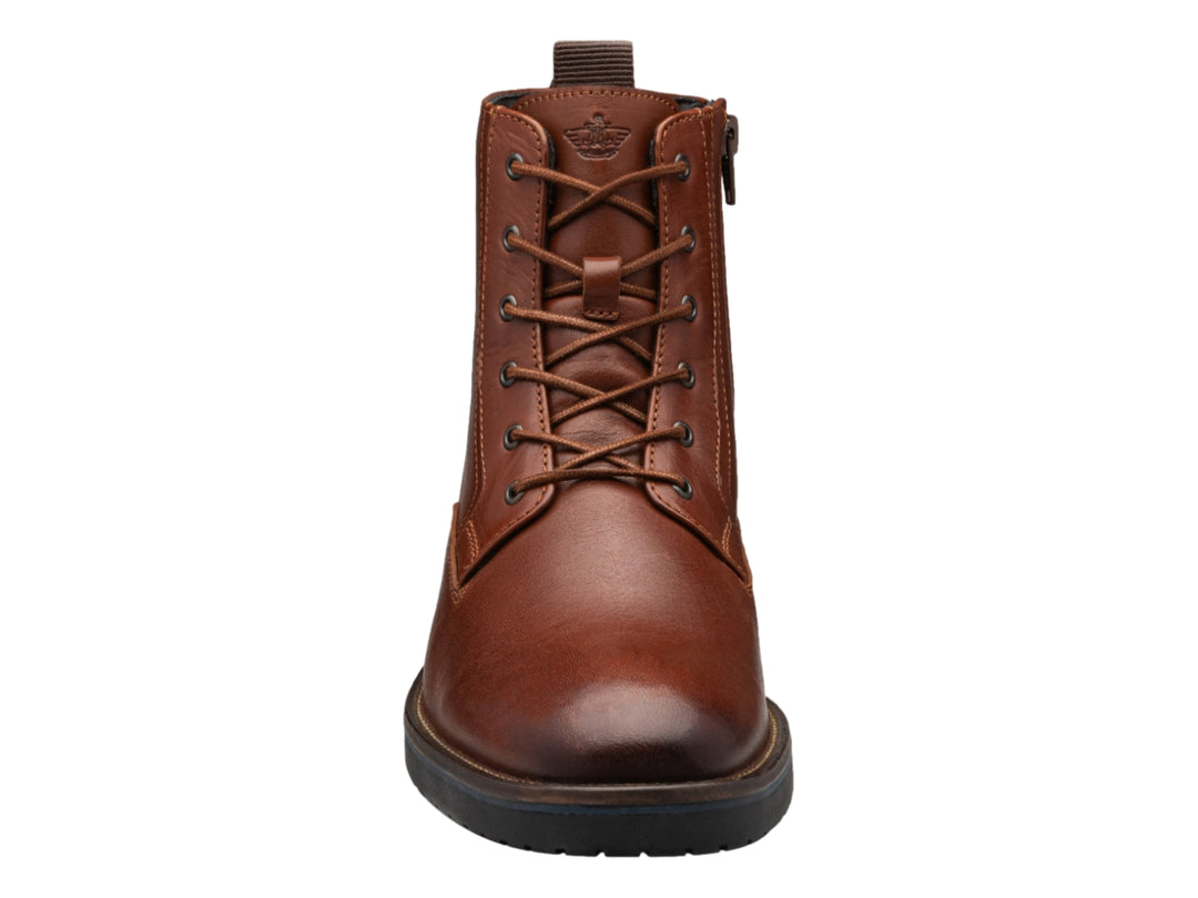 Bota de cuero color caoba con cordones y suela negra.