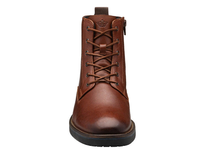Bota de cuero color caoba con cordones y suela negra.