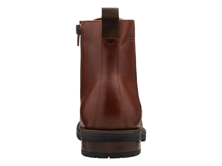 Bota de cuero color caoba con cordones y suela negra.