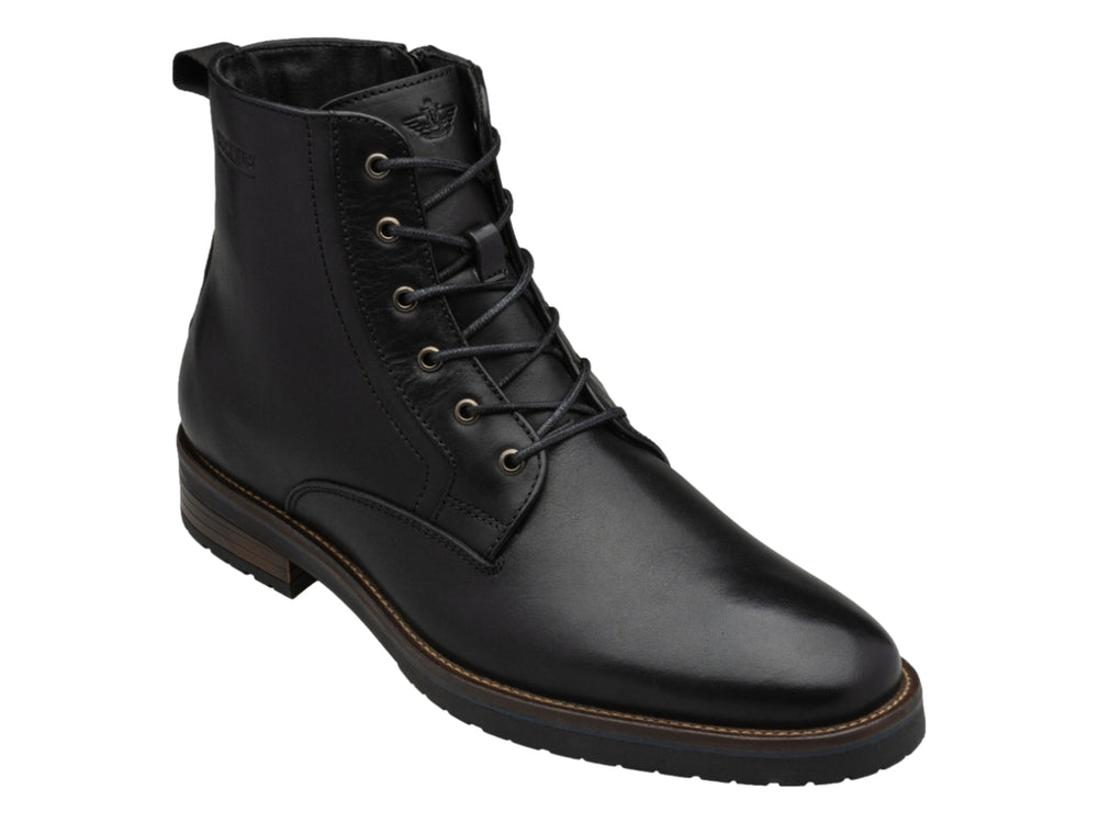 Bota casual de cuero negro con agujetas y suela marrón oscuro.