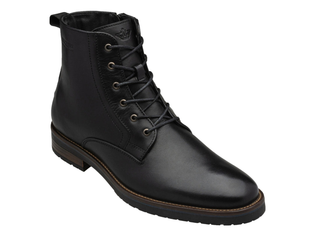 Bota casual de cuero negro con agujetas y suela marrón oscuro.