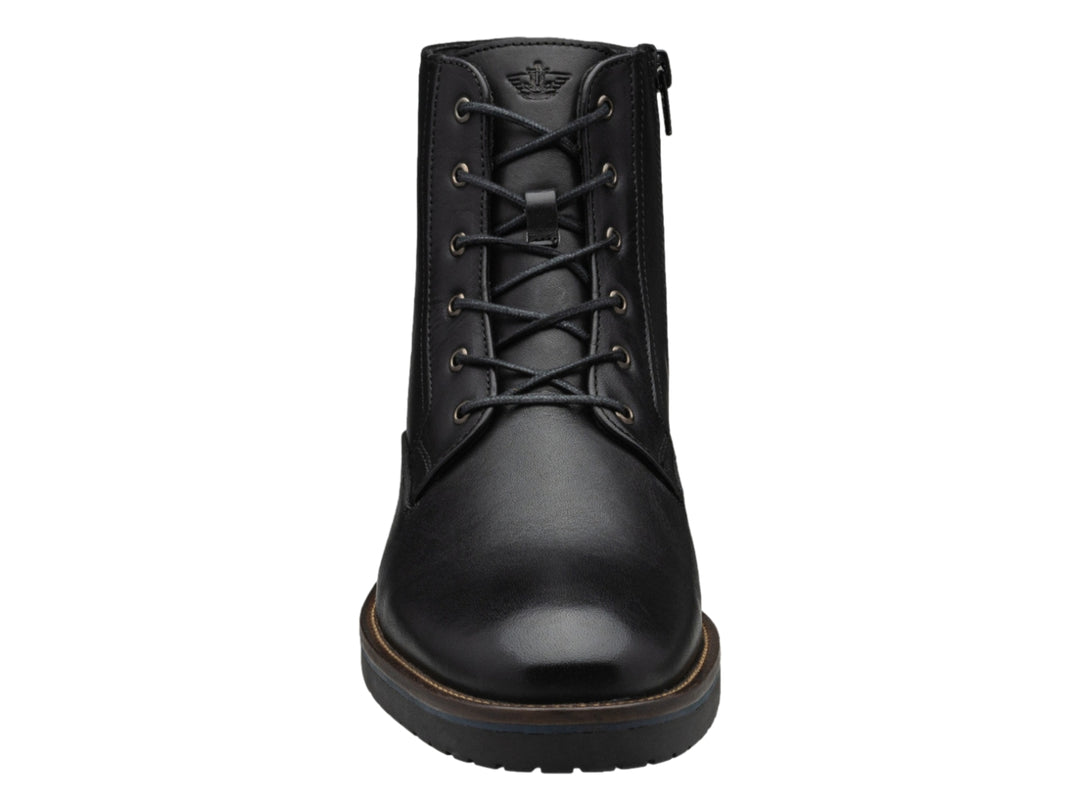 Bota casual de cuero negro con agujetas y suela marrón oscuro.