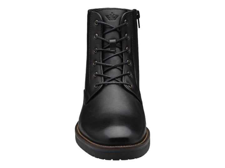 Bota casual de cuero negro con agujetas y suela marrón oscuro.