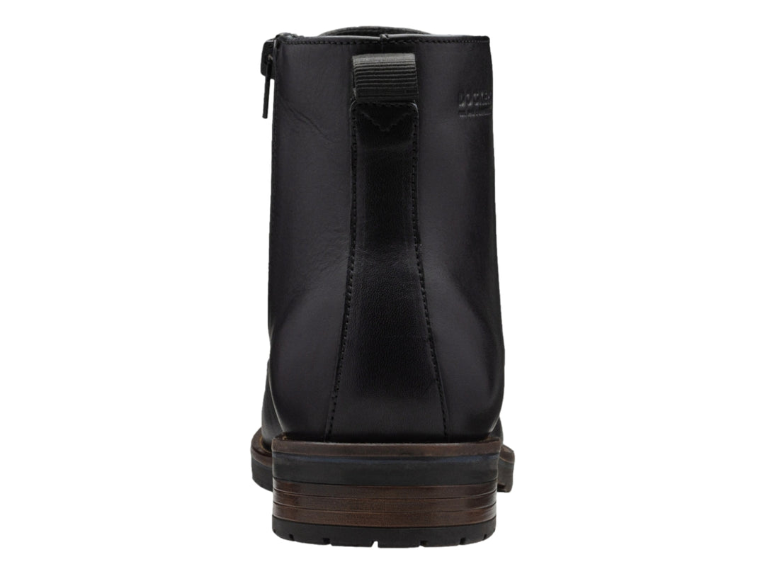 Bota casual de cuero negro con agujetas y suela marrón oscuro.