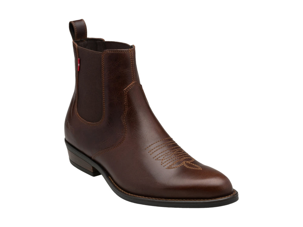 Bota casual color café marca Levi's para hombre con diseño tipo Chelsea y acabado sintético.