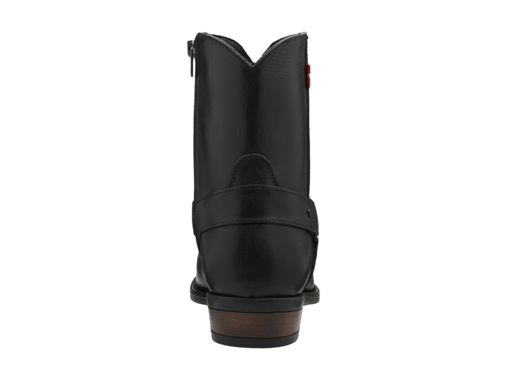Bota negra de material sintético con correa y hebilla, suela marrón y etiqueta roja de marca.