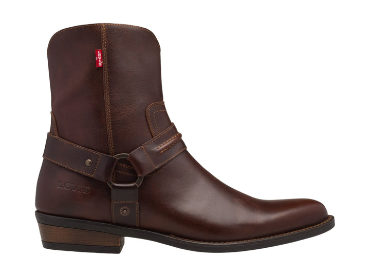 Bota color café de material sintético con correa y hebilla lateral.
