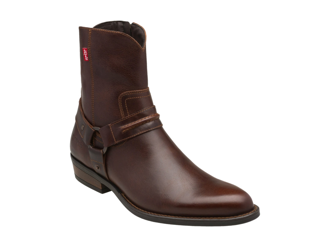 Bota color café de material sintético con correa y hebilla lateral.