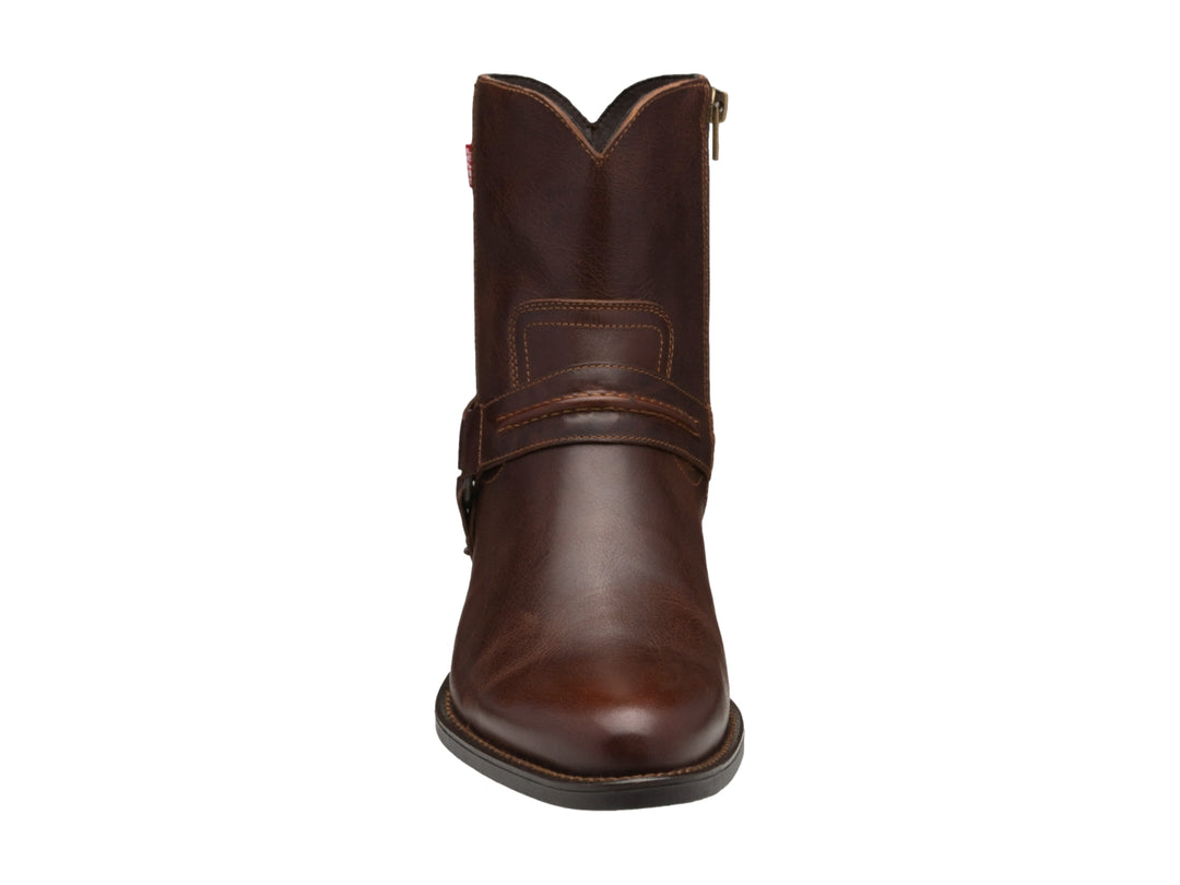 Bota color café de material sintético con correa y hebilla lateral.