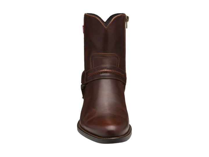 Bota color café de material sintético con correa y hebilla lateral.