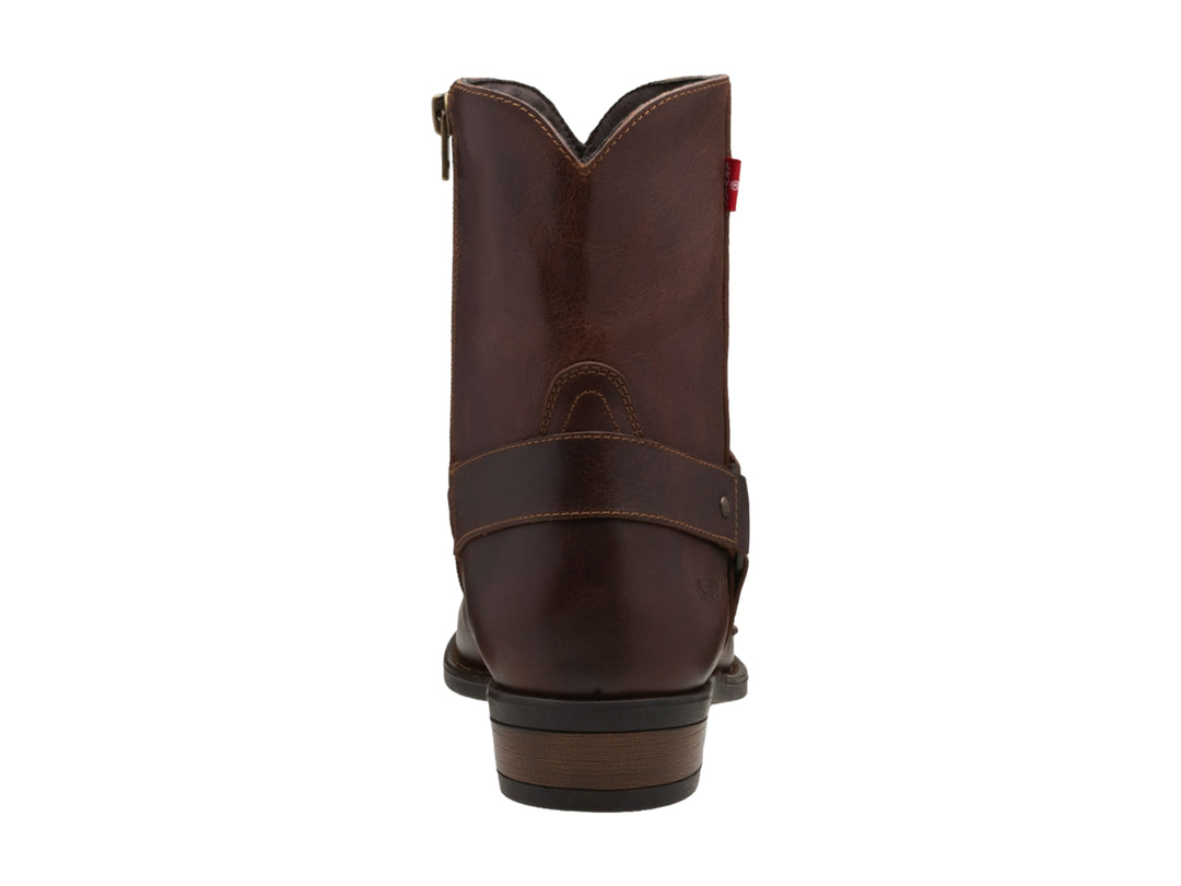 Bota color café de material sintético con correa y hebilla lateral.