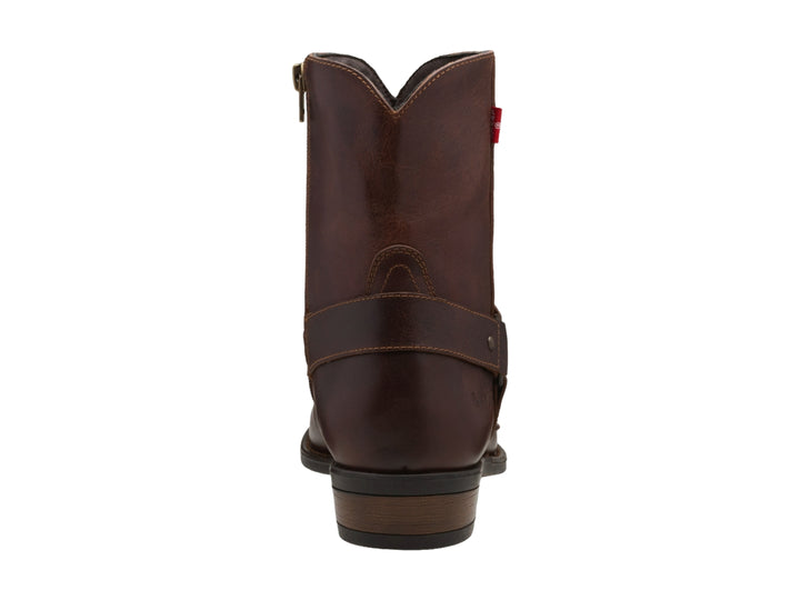 Bota color café de material sintético con correa y hebilla lateral.