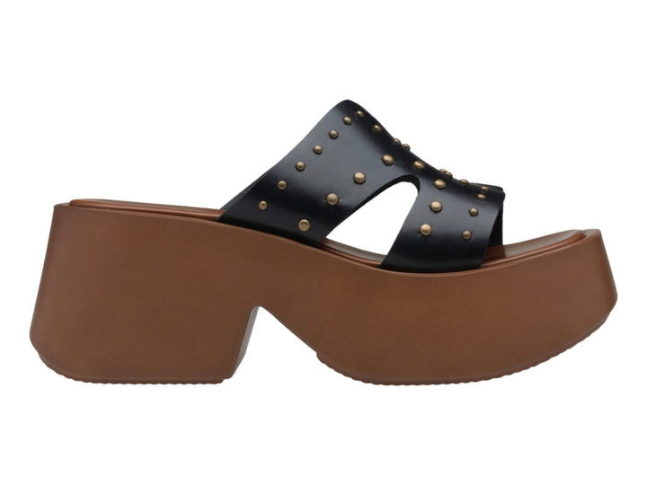 Sandalias negras de plataforma marrón con detalles de tachuelas doradas en la tira superior.