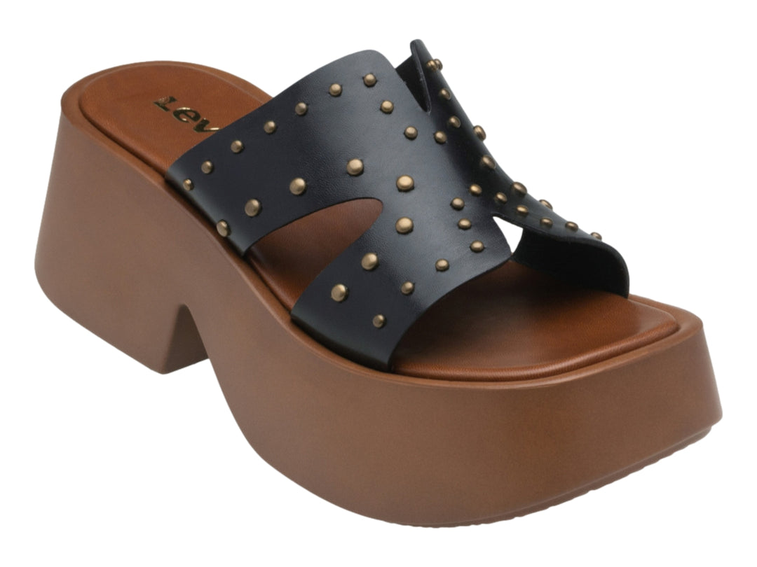 Sandalias negras de plataforma marrón con detalles de tachuelas doradas en la tira superior.