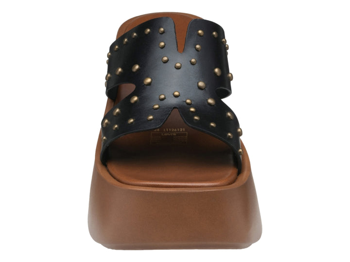 Sandalias negras de plataforma marrón con detalles de tachuelas doradas en la tira superior.