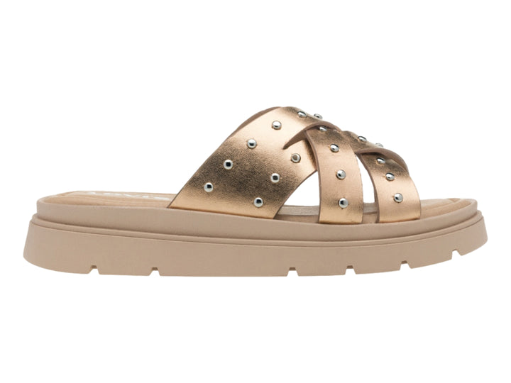 Sandalias de plataforma color oro rosa con correas cruzadas decoradas con tachuelas metálicas.