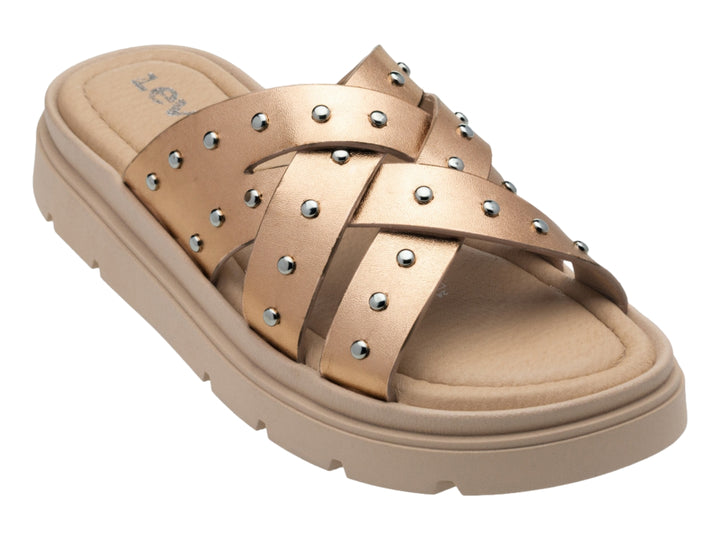 Sandalias de plataforma color oro rosa con correas cruzadas decoradas con tachuelas metálicas.