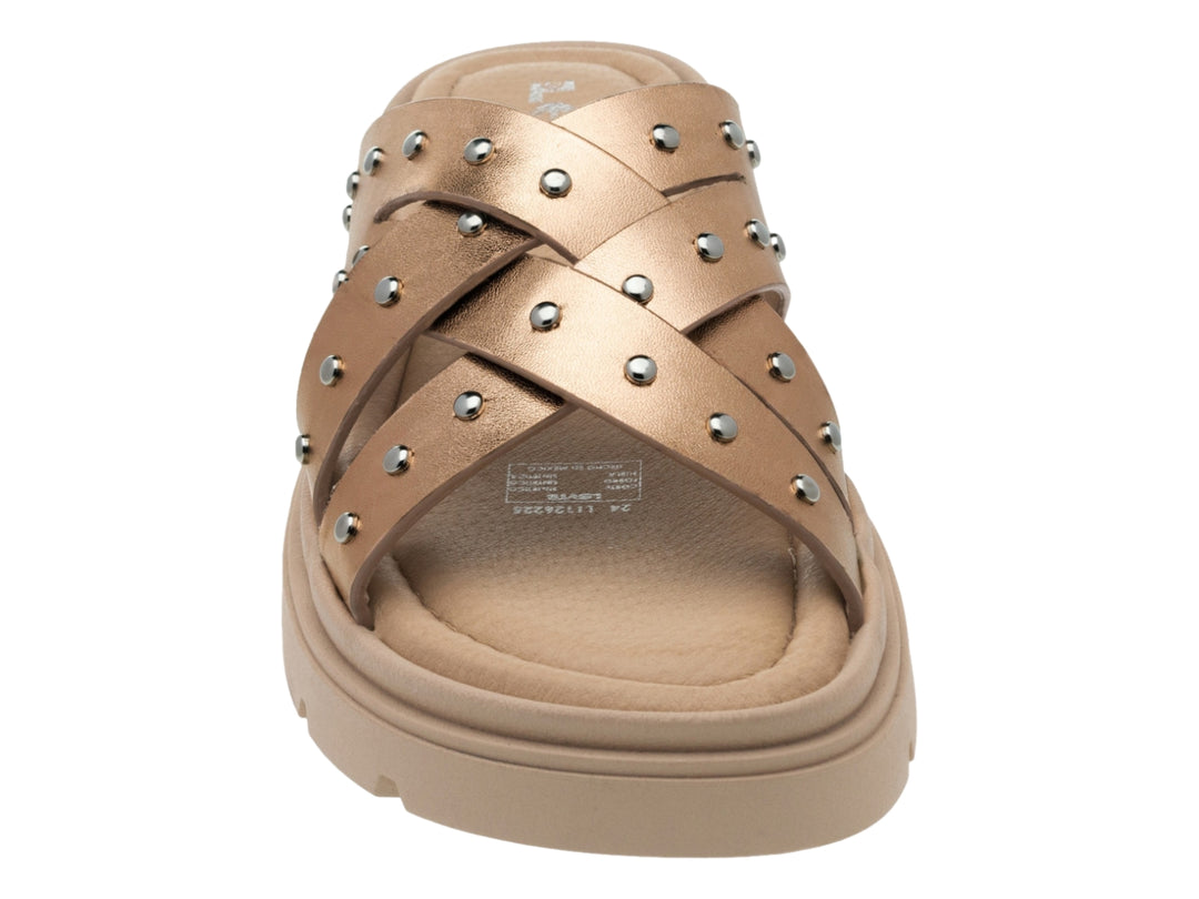 Sandalias de plataforma color oro rosa con correas cruzadas decoradas con tachuelas metálicas.