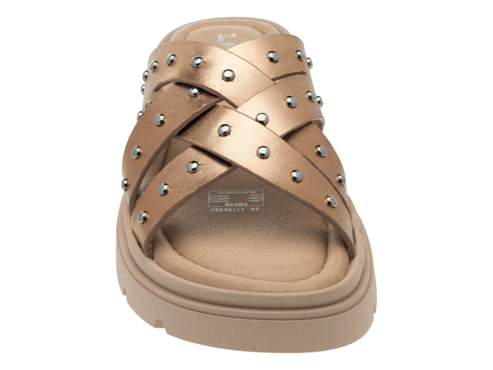 Sandalias de plataforma color oro rosa con correas cruzadas decoradas con tachuelas metálicas.