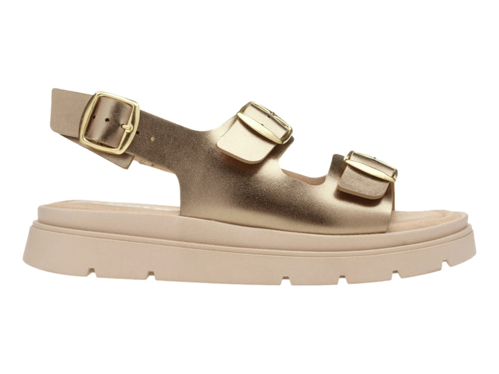 Sandalias color seda con plataforma gruesa y tres correas ajustables con hebillas doradas.