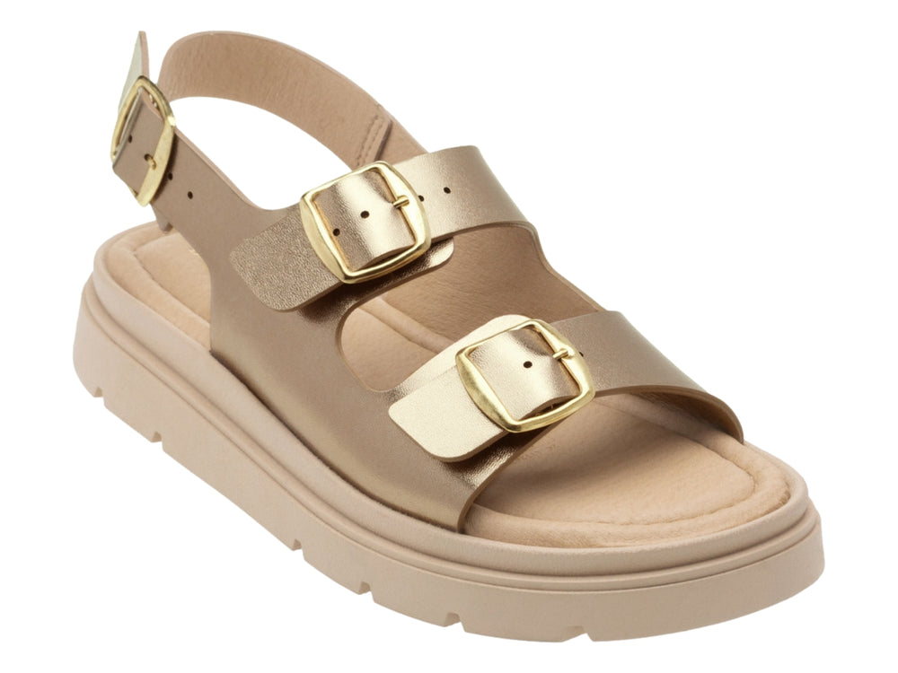 Sandalias color seda con plataforma gruesa y tres correas ajustables con hebillas doradas.