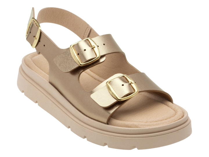 Sandalias color seda con plataforma gruesa y tres correas ajustables con hebillas doradas.
