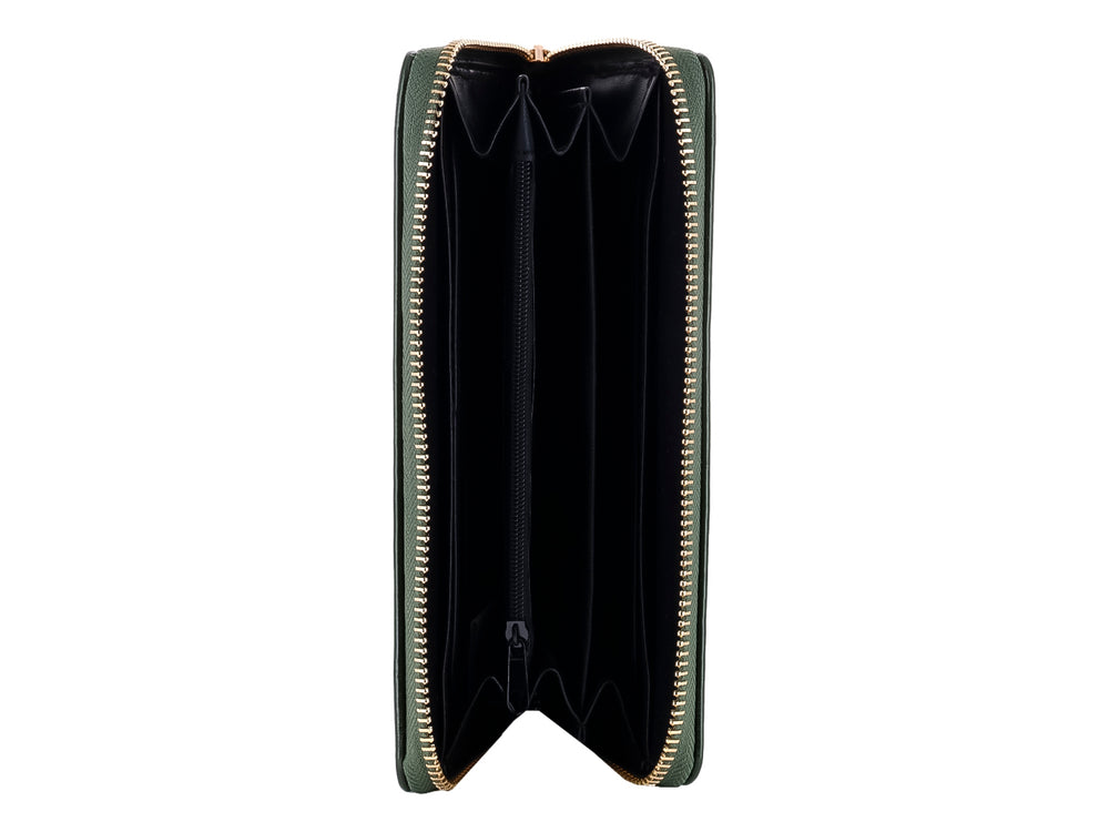 Cartera rectangular de color verde oscuro con acabado brillante y cierre metálico dorado.