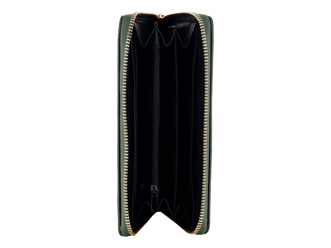 Cartera rectangular de color verde oscuro con acabado brillante y cierre metálico dorado.