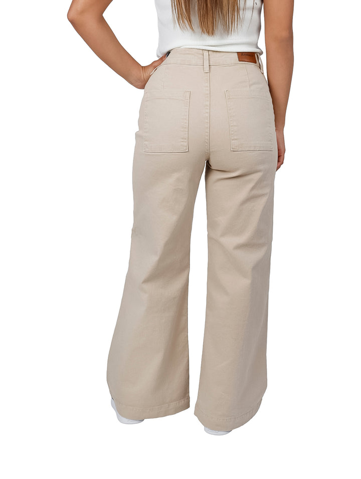 Pantalones color khaki de pierna ancha y talle alto para mujer.