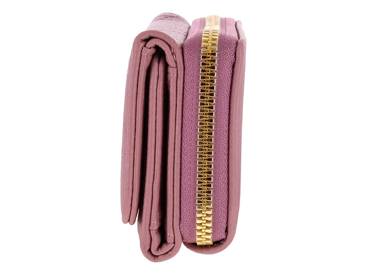 Monedero color morado con textura rugosa y un adorno triangular dorado en el cierre frontal.