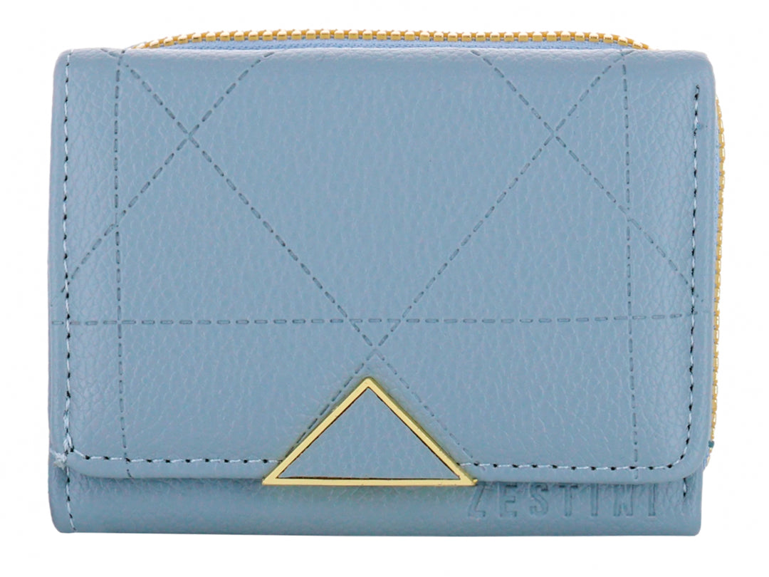 Monedero azul de material sintético con costuras geométricas y un adorno triangular dorado en el frente.