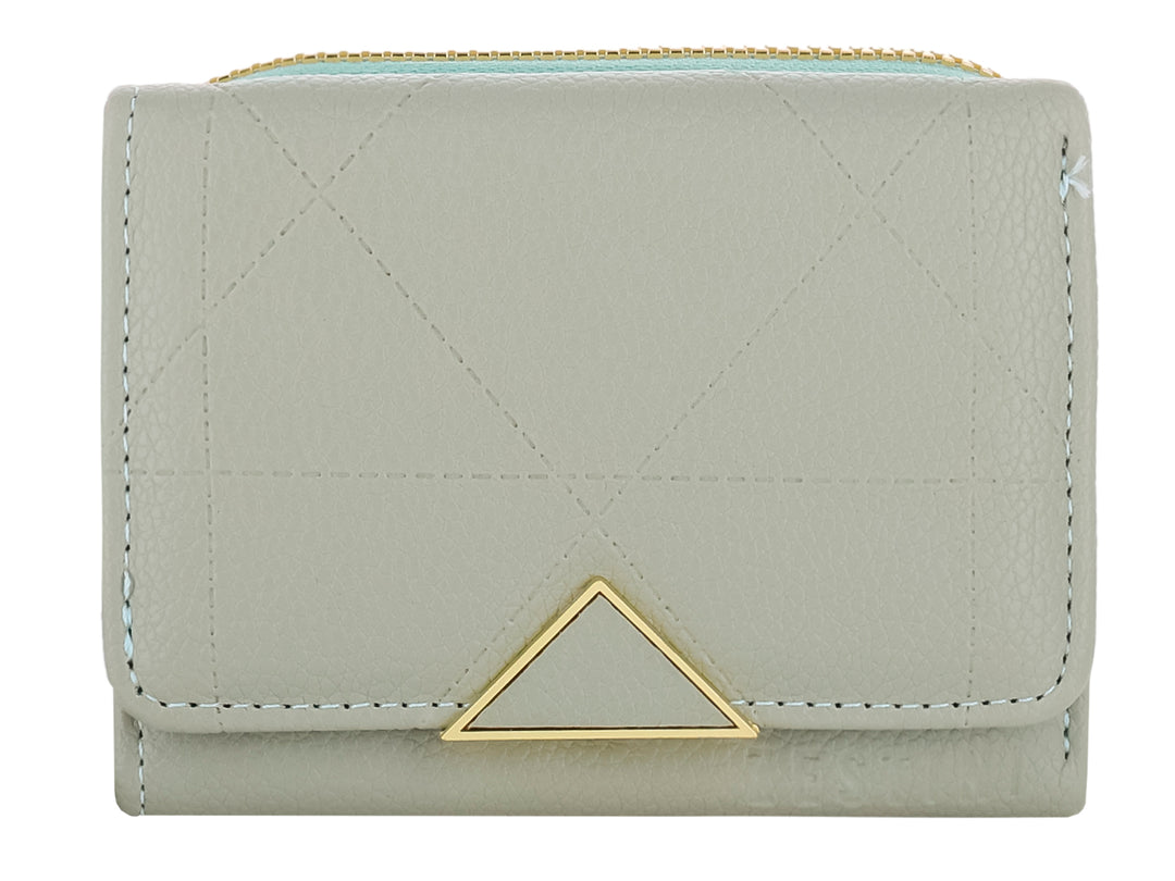 Monedero Felianna color verde con cierre superior dorado y un adorno metálico triangular en la solapa.