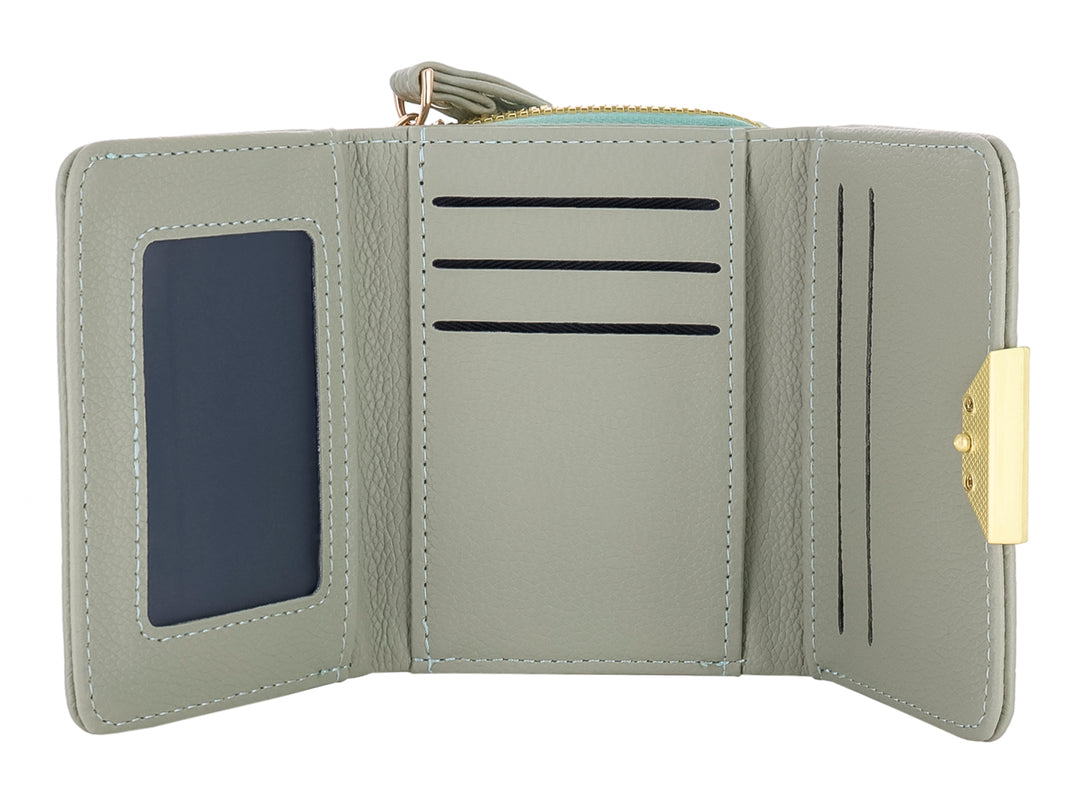 Monedero Felianna color verde con cierre superior dorado y un adorno metálico triangular en la solapa.