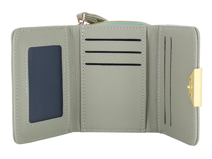 Monedero Felianna color verde con cierre superior dorado y un adorno metálico triangular en la solapa.