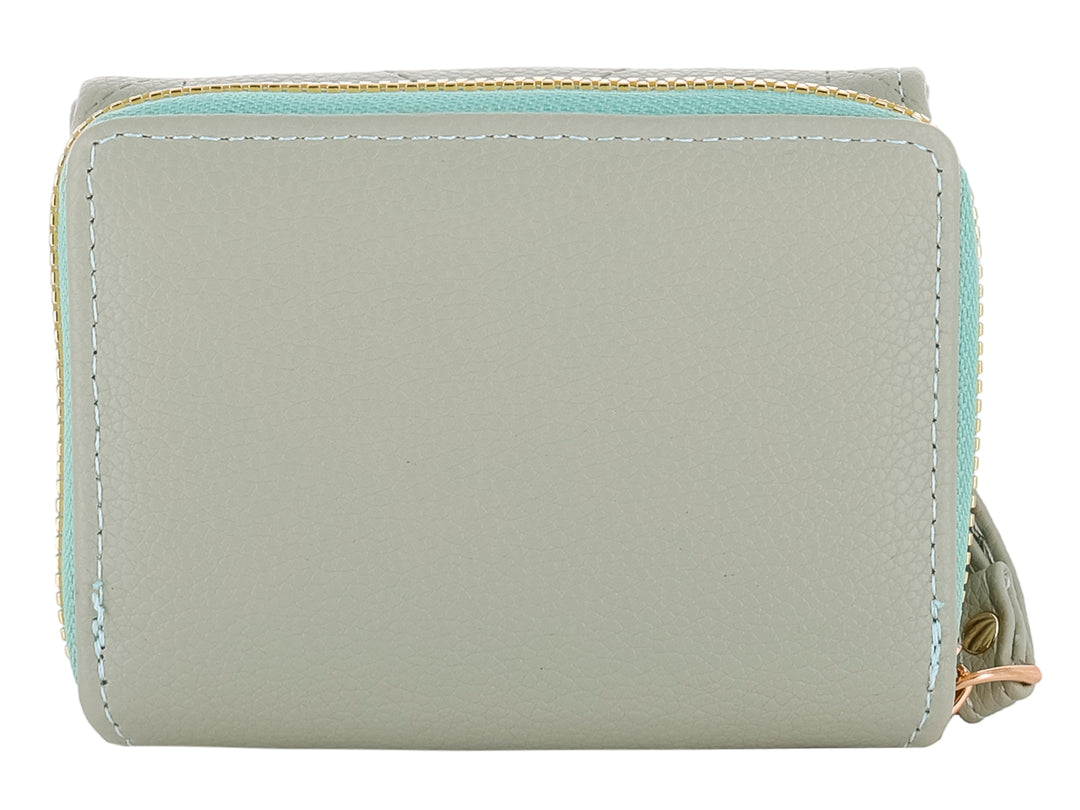 Monedero Felianna color verde con cierre superior dorado y un adorno metálico triangular en la solapa.