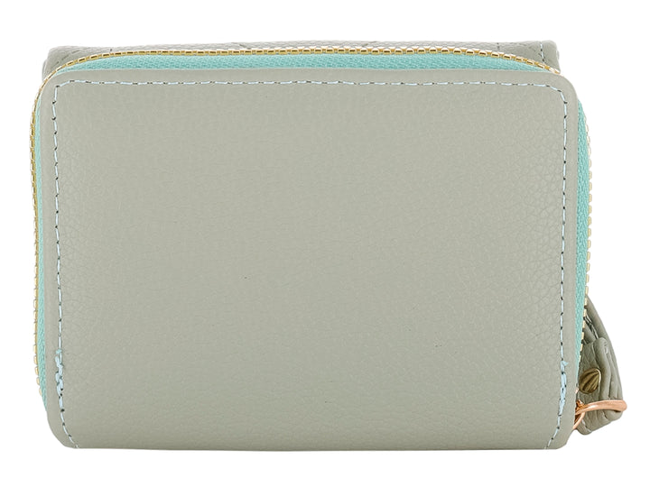 Monedero Felianna color verde con cierre superior dorado y un adorno metálico triangular en la solapa.