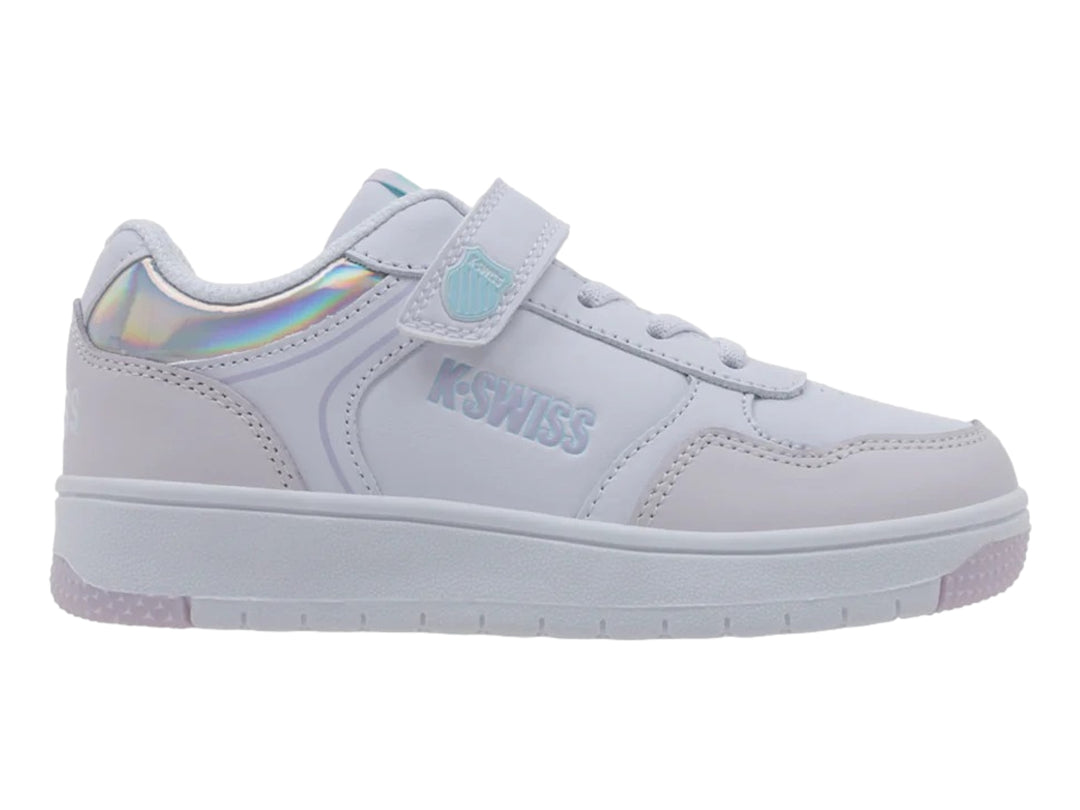 Tenis K-Swiss infantiles en color blanco y lila con detalles iridiscentes y correa de velcro.