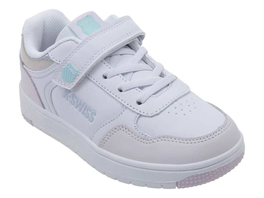 Tenis K-Swiss infantiles en color blanco y lila con detalles iridiscentes y correa de velcro.