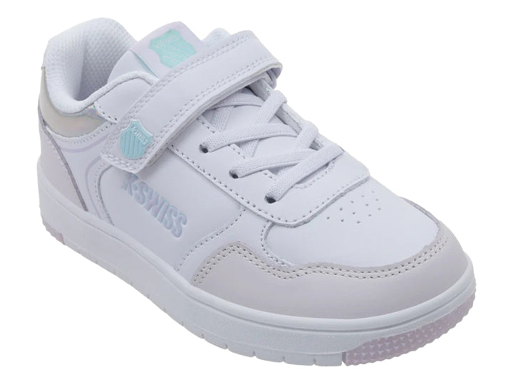 Tenis K-Swiss infantiles en color blanco y lila con detalles iridiscentes y correa de velcro.